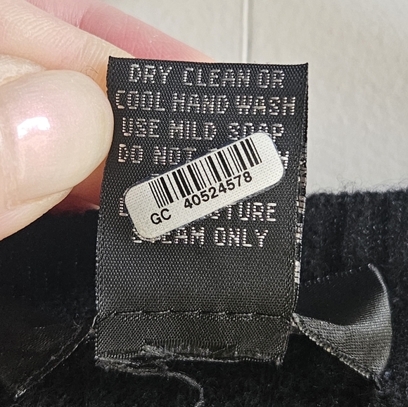 C3 Cashmere Black Sweater with Yellow Dragon Sleeve Design in Women's M - Picture 10 of 10